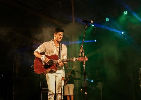 Lorenzo Fortes convoca público para aprender coreografia de sua nova música