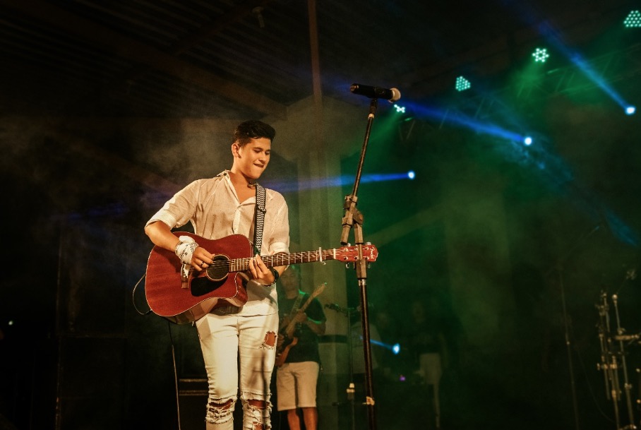 Lorenzo Fortes convoca público para aprender coreografia de sua nova música