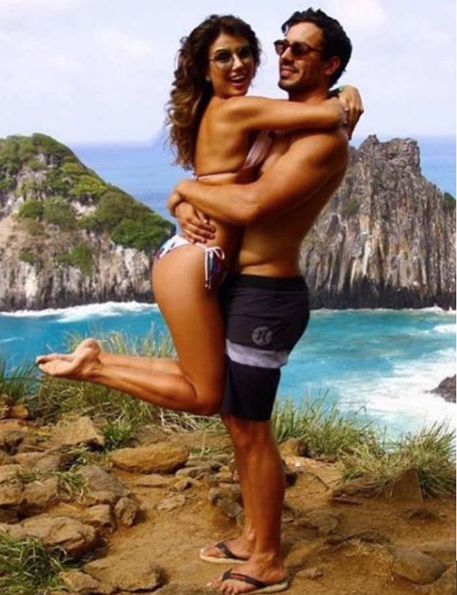 Paula Fernandes curte Fernando de Noronha com namorado