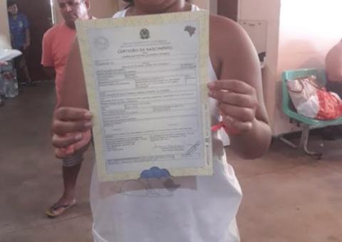 Após perderem tudo, vítimas de incêndio no Educandos recebem novos documentos