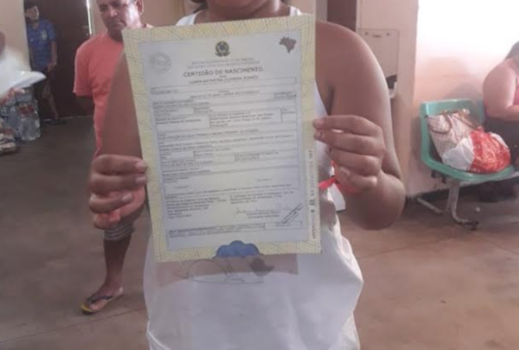 Após perderem tudo, vítimas de incêndio no Educandos recebem novos documentos