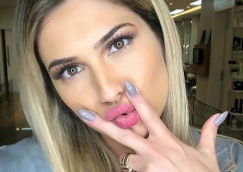  Lívia Andrade posa nua e afronta ministra de Bolsonaro: 'se eu quiser, não visto nada'