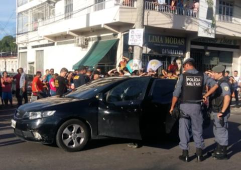 Carro com 3 pessoas é crivado de balas em avenida de Manaus