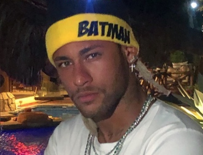 Neymar usa máscara realística para curtir noitadas disfarçado; veja