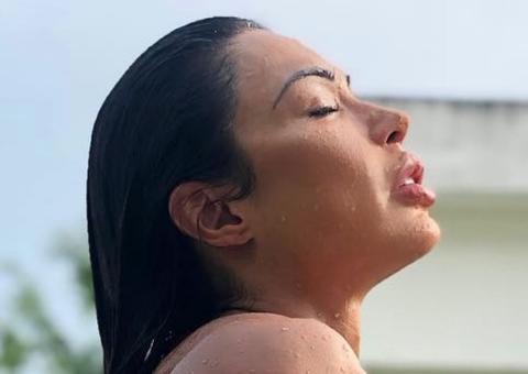 Gracyanne Barbosa posa sexy no mar e fã questiona: 'os seios estão maiores?'