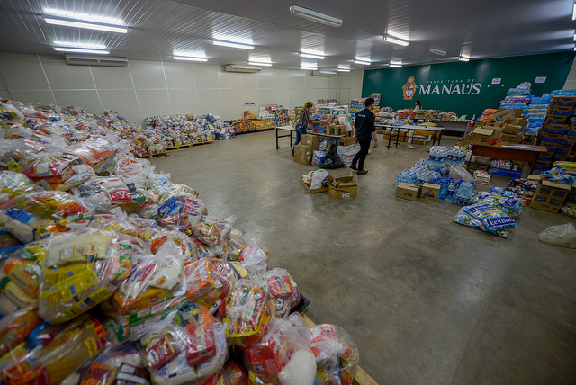 População doou 4 toneladas de alimentos no Réveillon às vítimas de incêndio