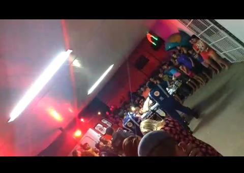 Homem é assassinado e 3 são baleados por dupla encapuzada em bar de Manaus