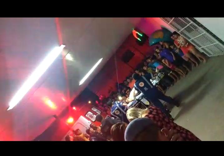 Homem é assassinado e 3 são baleados por dupla encapuzada em bar de Manaus