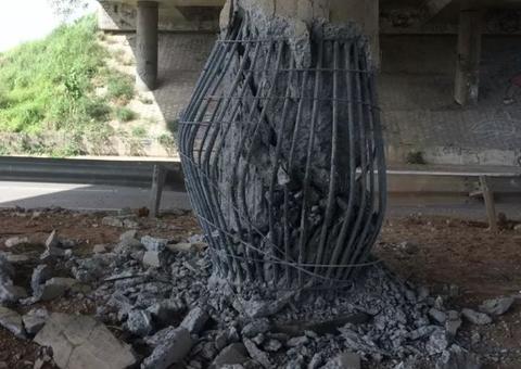 Criminosos detonam bomba debaixo de viaduto e incendeiam delegacias no Ceará