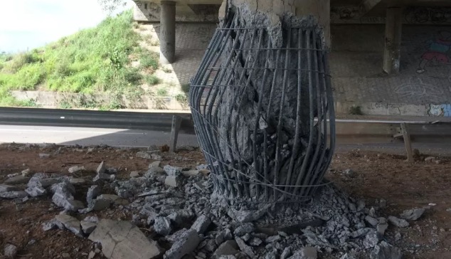 Criminosos detonam bomba debaixo de viaduto e incendeiam delegacias no Ceará