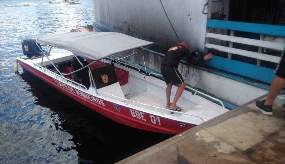 Bombeiros reiniciam buscas por jovem que caiu em rio na Manaus Moderna