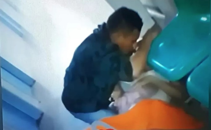 Em Manaus, grávida dá luz em chão de maternidade após ser negligenciada por médico