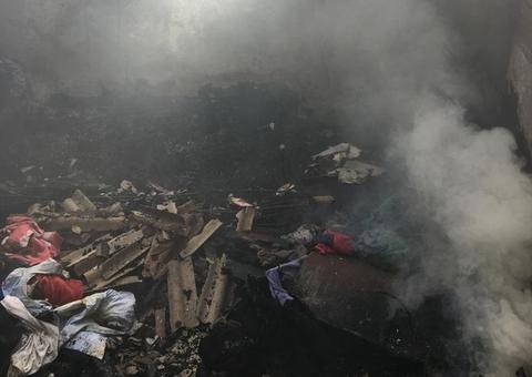 Mulher é presa após atear fogo no marido e destruir casa 