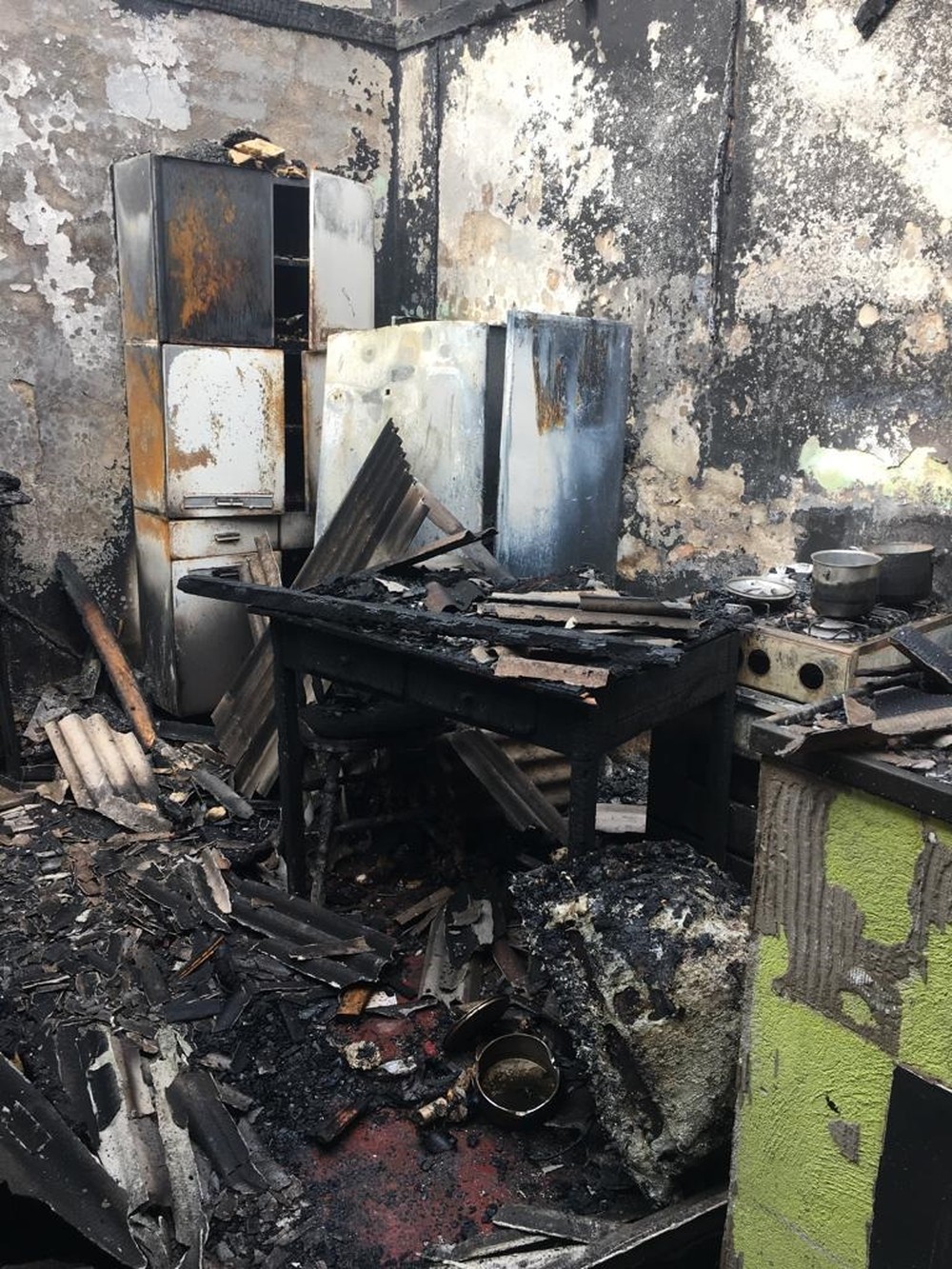 Mulher é presa após atear fogo no marido e destruir casa 