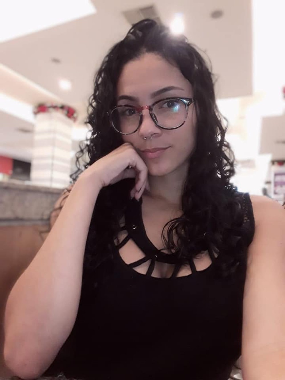 Jovem morre com tiro na cabeça ao ser atingida por bala perdida dentro de casa