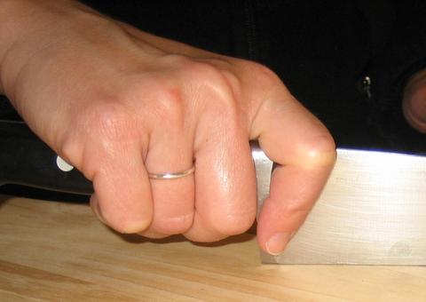 Mulher é esfaqueada por companheira durante briga em condomínio de Manaus