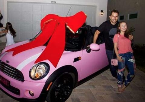 Larissa Manoela mostra carro rosa avaliado em R$ 100 mil que ganhou de aniversário