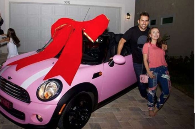 Larissa Manoela mostra carro rosa avaliado em R$ 100 mil que ganhou de aniversário