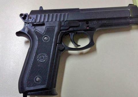 Homem é preso suspeito de roubar arma de delegado em Manaus