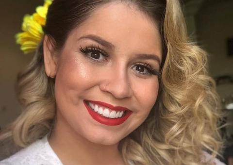 Marília Mendonça ajuda a varrer chão após show em Fortaleza
