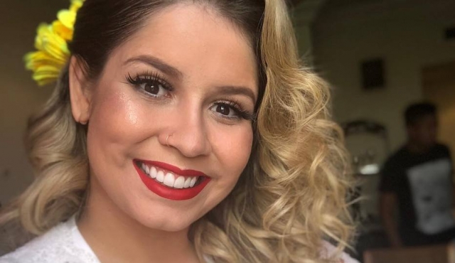 Marília Mendonça ajuda a varrer chão após show em Fortaleza