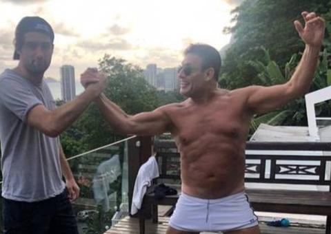 Aos 63 anos, Sergio Mallandro exibe os músculos de sunga em foto com o filho 