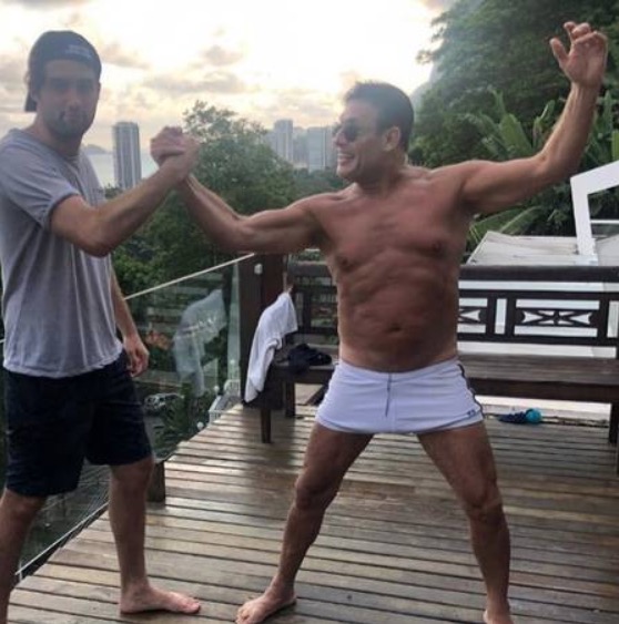 Aos 63 anos, Sergio Mallandro exibe os músculos de sunga em foto com o filho 