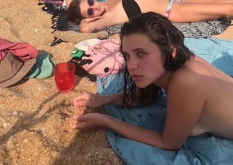 Bruna Linzmeyer mostra parte do seio ao fazer topless com amigos na praia 