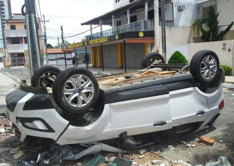 Manobrista confunde pedais e despenca 10 metros com carro