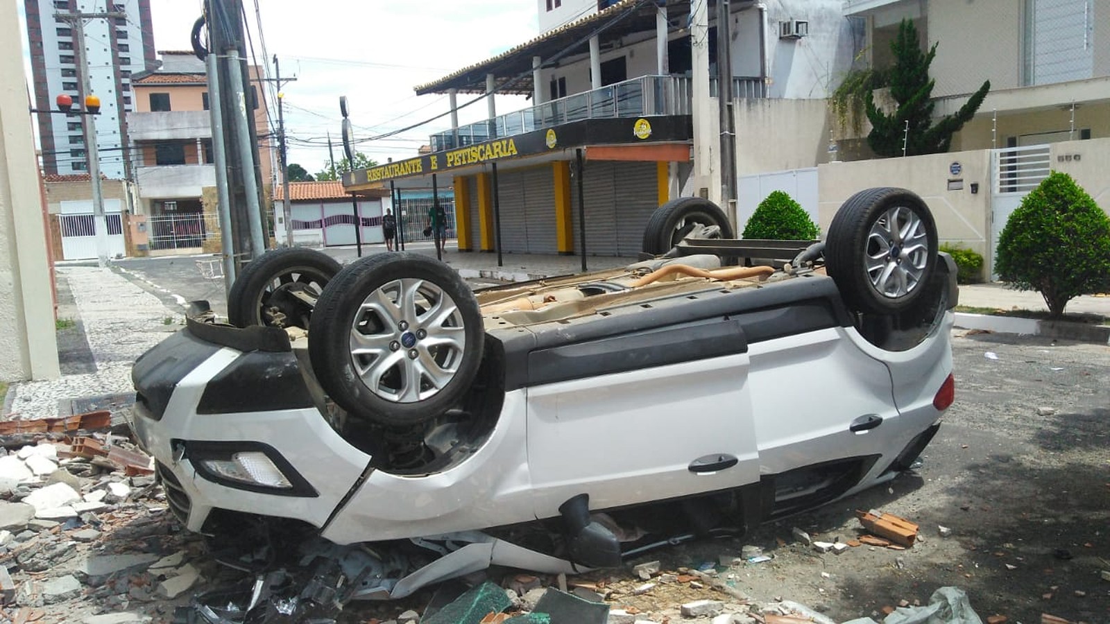Manobrista confunde pedais e despenca 10 metros com carro
