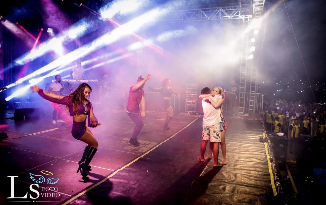 Joelma dá 'tapas' em segurança e chama fã para dançar no palco em Manaus 