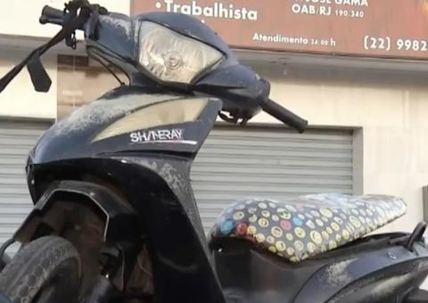 Moto roubada há 3 anos é deixada na porta da casa do dono com nota fiscal e chave na ignição