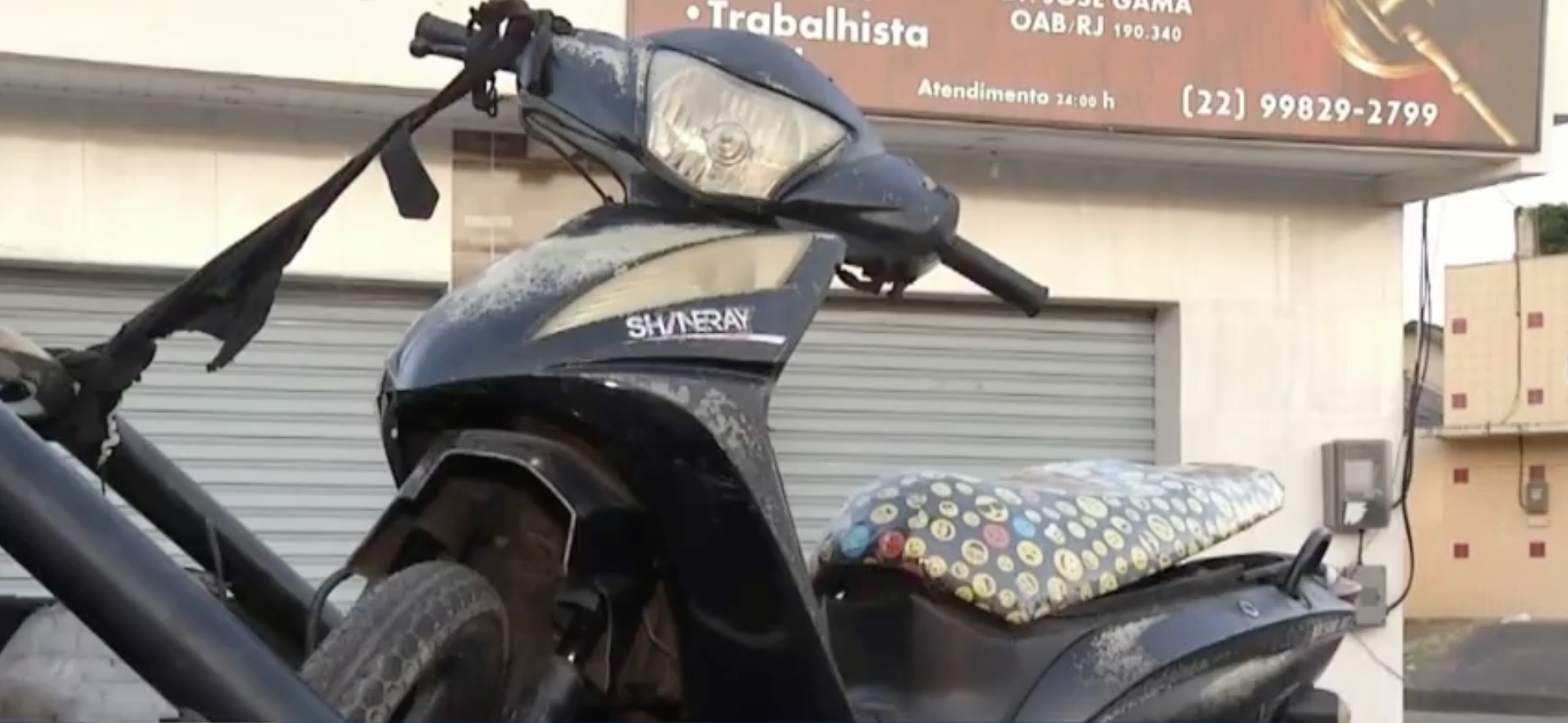 Moto roubada há 3 anos é deixada na porta da casa do dono com nota fiscal e chave na ignição