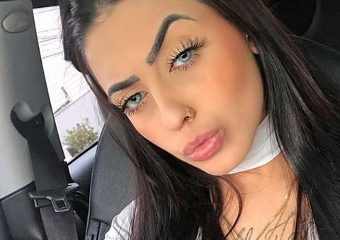 Mc Mirella ostenta curvas abundantes em fotos de biquíni