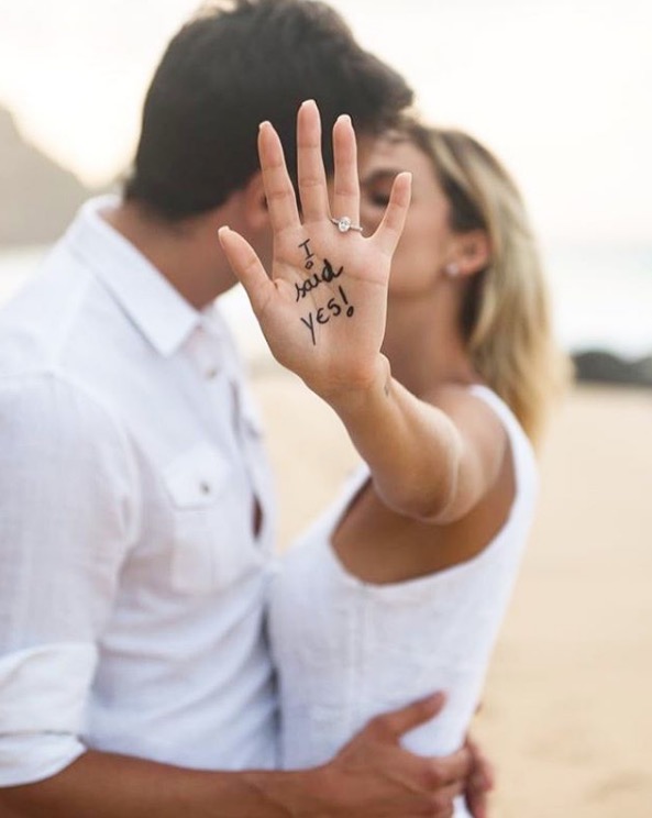 Após 2 anos de namoro, Kaká pede modelo Carol Dias em casamento 