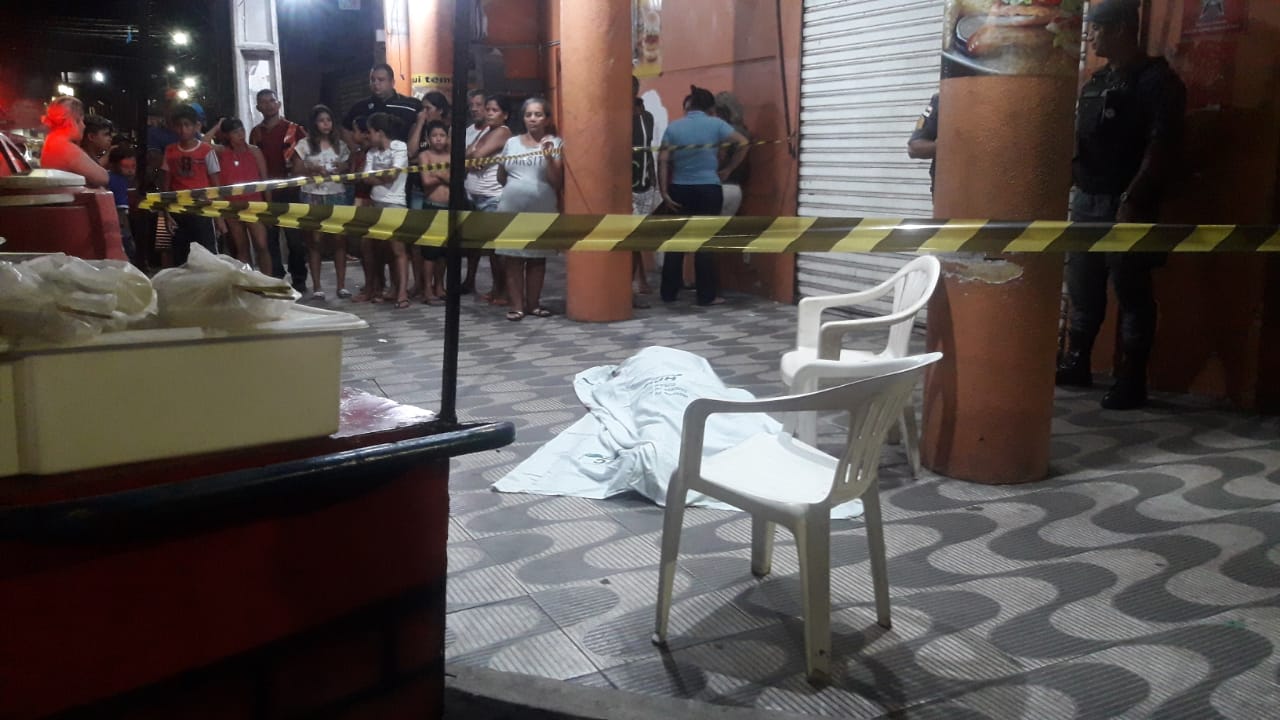 Homem é executado a tiros em banca de churrasco em Manaus