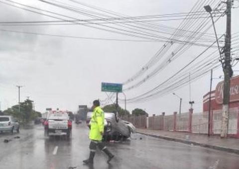 Carro perde direção e capota durante chuva na av. Torquato Tapajós