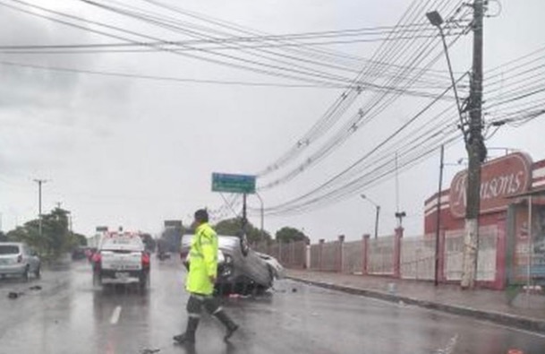 Carro perde direção e capota durante chuva na av. Torquato Tapajós