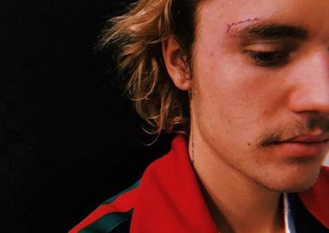 Justin Bieber faz tatuagem no rosto; veja o resultado