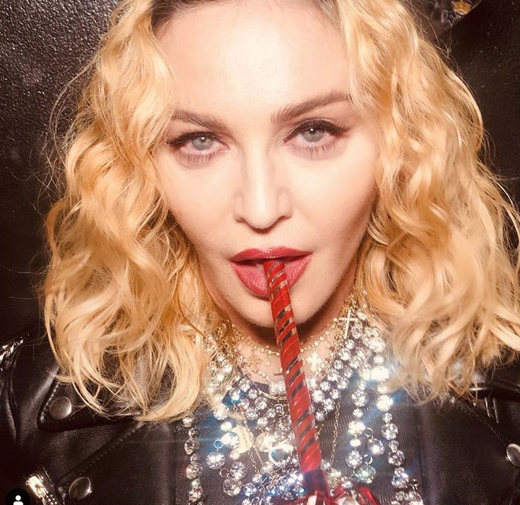 Aos 60, Madonna surge com bumbum gigantesco e rebate críticas sobre cirurgia