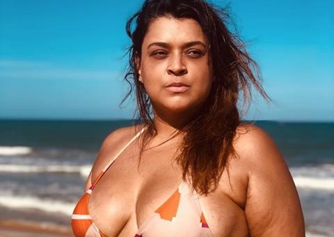 De biquíni transparente, Preta Gil posa aos beijos com marido sarado