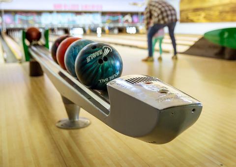 Três pessoas morrem e 4 ficam feridas em tiroteio em boliche nos EUA