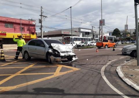 Acidente grave entre carros em avenida deixa 4 feridos em Manaus