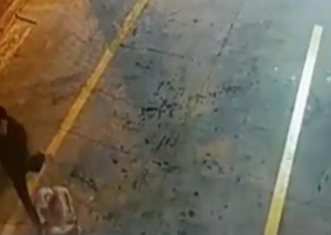 Câmera flagra motorista de aplicativo espancando mulher em posto de gasolina