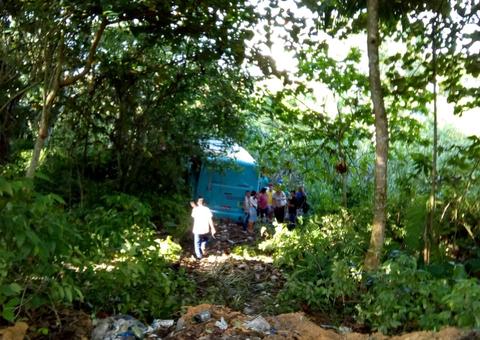 Em Manaus, 10 pessoas ficam feridas após ônibus desgovernado cair em área de mata