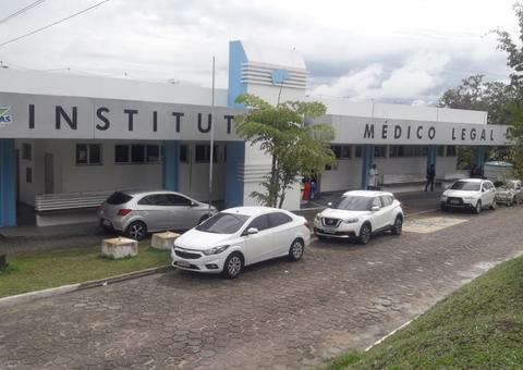  Parentes em luto se assustam com tiro no prédio do IML em Manaus