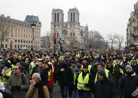 Coletes amarelos retomam protestos na França; 101 pessoas são detidas