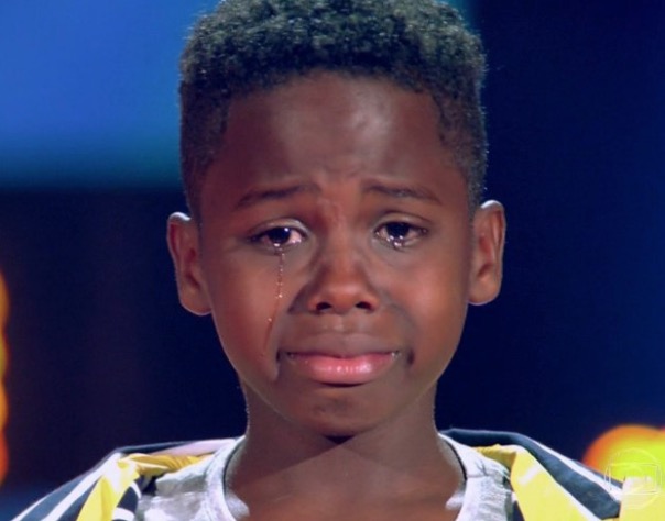 The Voice Kids: garoto chora no palco e emociona técnicos e internautas