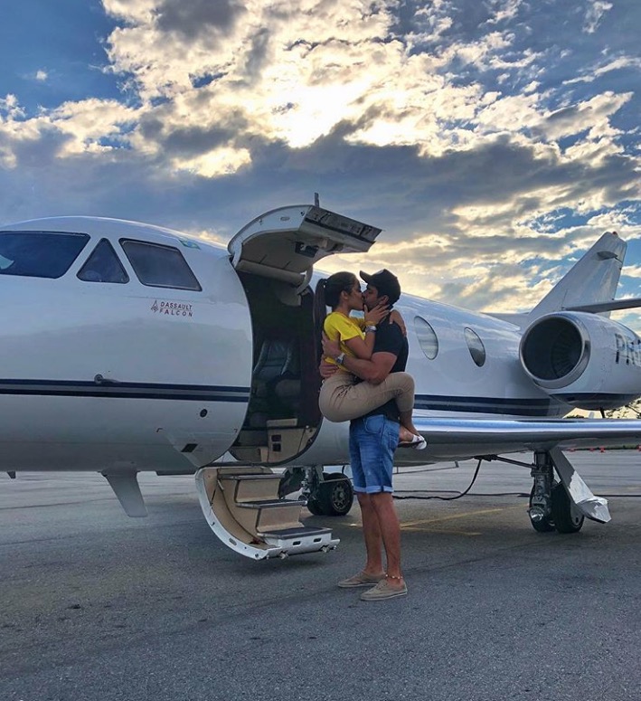 Agarrada ao namorado, Emilly Araújo posa entrando em jatinho: 'nosso cupido foi Deus'