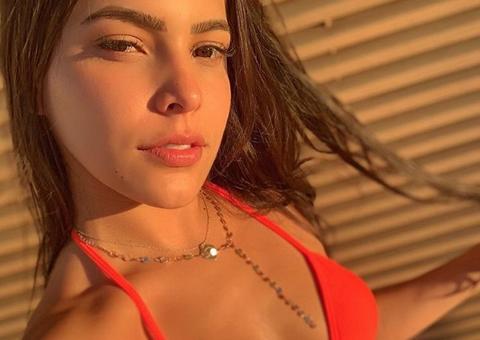 Agarrada ao namorado, Emilly Araújo posa entrando em jatinho: 'nosso cupido foi Deus'